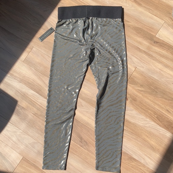 Tahari sport animal print zebra or tiger print legging M - Picture 11 of 16